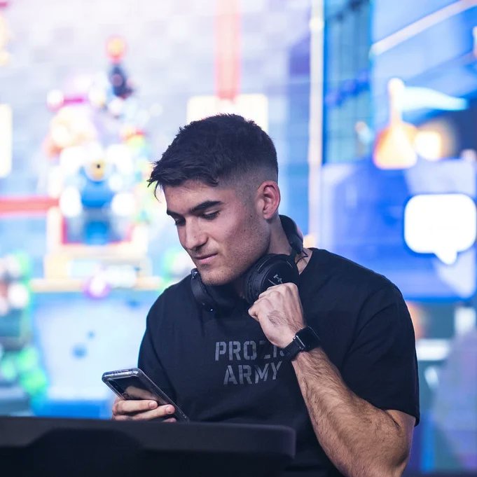 Real_BaleGame's tweet photo. Experiencia inolvidable en @DreamHackSpain para cerrar este año 2022 lleno de locura y sobre todo de @ClashRoyale. Gracias a todos por vuestro tiempo y apoyo. Vamos a por el 2023🔜🔜
https://t.co/e8HZnlVVIQ https://t.co/Qj70dSOghW