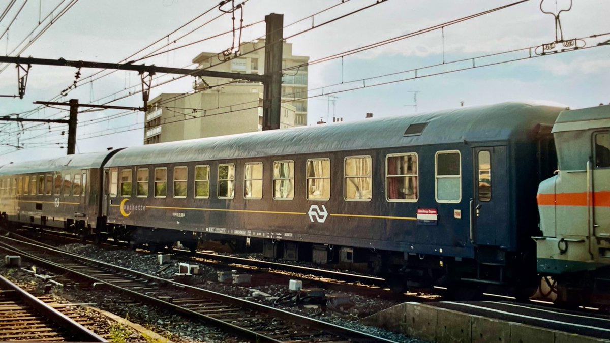AndreasWiede's tweet photo. Once upon a time, Europe used to be home to a network of #SleeperAndEater #Motorail car-carrying #NightTrain|s. Among them: the Dutch ๐ณ๐ฑ #AutoSlaap Express to #Narbonne & #Avignon. It is seen here at #Nรฎmes ๐ซ๐ท, with its @_DiningCar, northbound to โs-#Hertogenbosch in spring 2002. https://t.co/urjnAVX45V