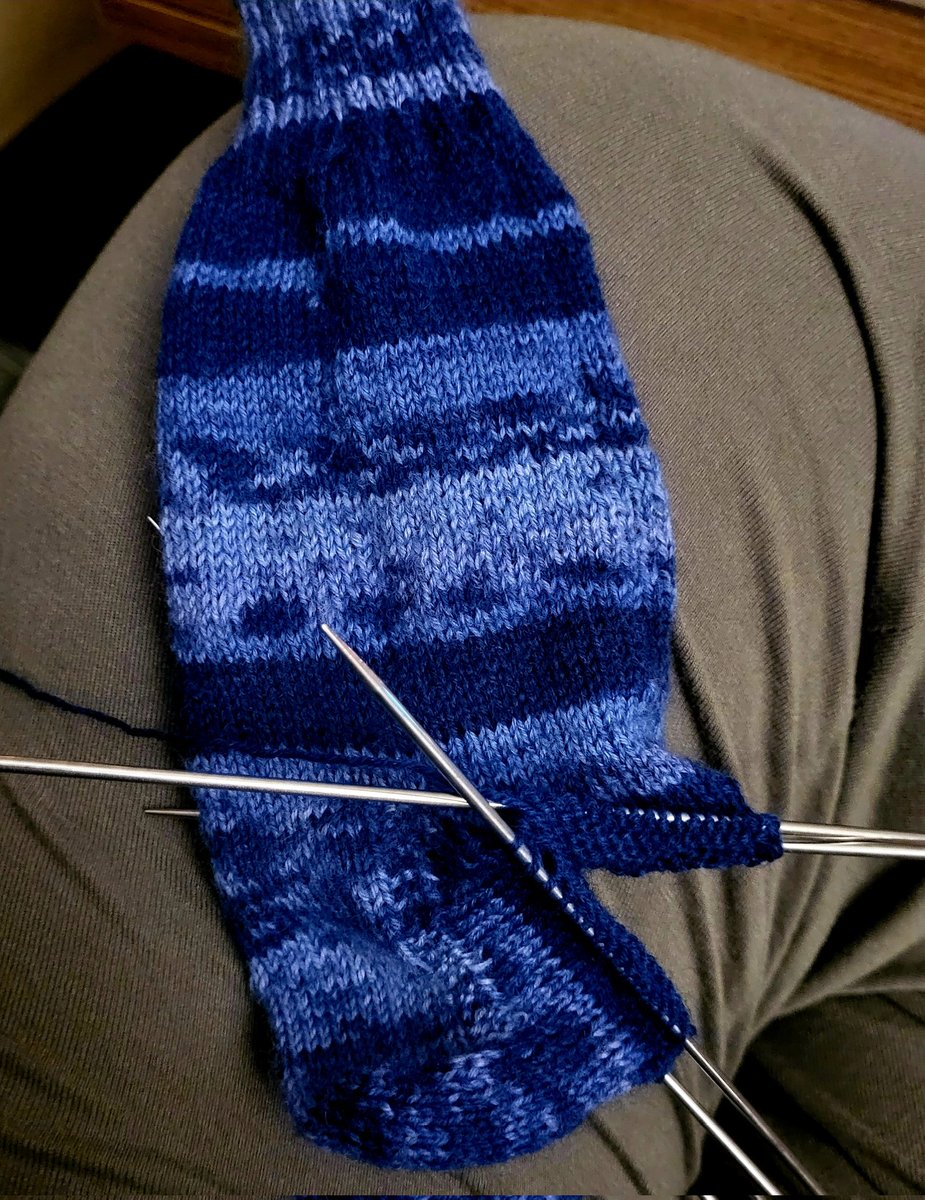 Knallkopf83's tweet photo. Die #Ferse ist fertig! Nun heißt es 22cm Fußstück #stricken... die #Socke schaffe ich bestimmt noch dieses Jahr fertig zu bekommen. 🧶😁 https://t.co/CW07BUMFpe