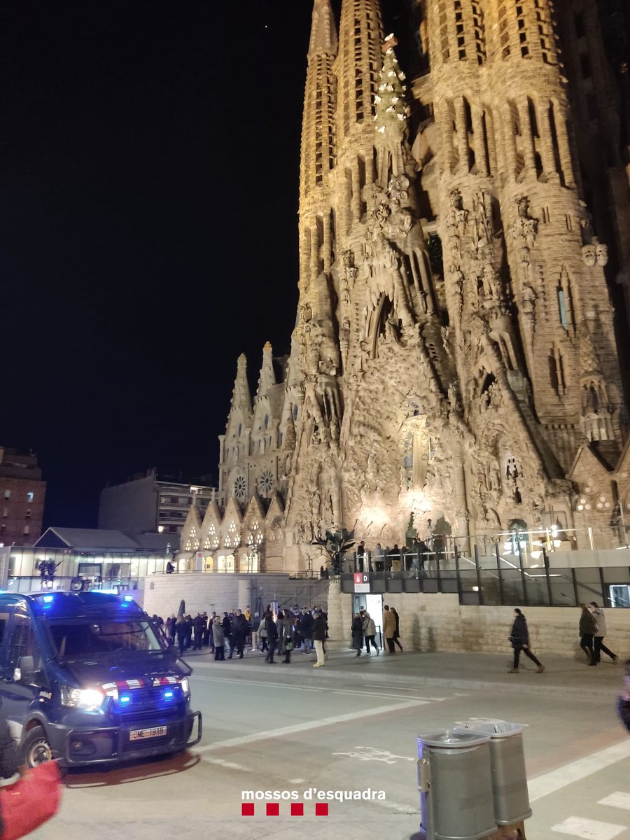 mossos's tweet photo. Vetllem per la seguretat de llocs estratègics com la @sagradafamilia on avui s'il·luminen les torres dels evangelistes Marc i Lluc i es preveu una gran afluència de persones https://t.co/tDE97YcwZR