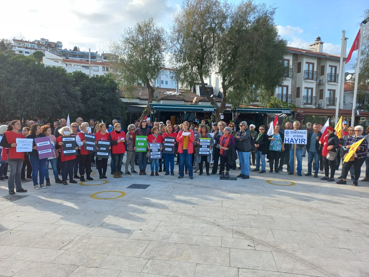 datcakadinplt's tweet image. Bugün tüm antidemokratik uygulamalara, seçmen iradesinin gaspına karşı çıkmak için meydandaydık! 
📢Datça Kadın Platformu olarak milyonlarca yurttaşın oyları ve iradesiyle seçilmiş İstanbul Belediye Başkanı Ekrem İmamoğlu’na verilen hapis ve siyasi yasak kararını kabul etmiyoruz!