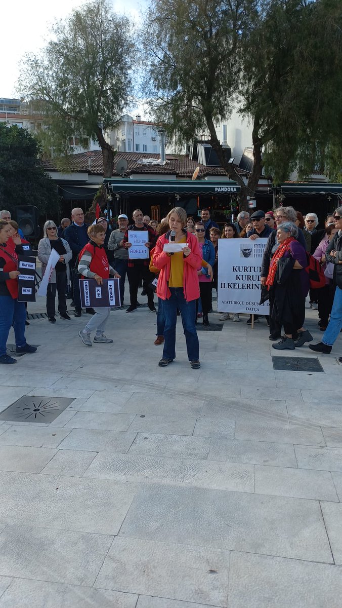 datcakadinplt's tweet image. Bugün tüm antidemokratik uygulamalara, seçmen iradesinin gaspına karşı çıkmak için meydandaydık! 
📢Datça Kadın Platformu olarak milyonlarca yurttaşın oyları ve iradesiyle seçilmiş İstanbul Belediye Başkanı Ekrem İmamoğlu’na verilen hapis ve siyasi yasak kararını kabul etmiyoruz!