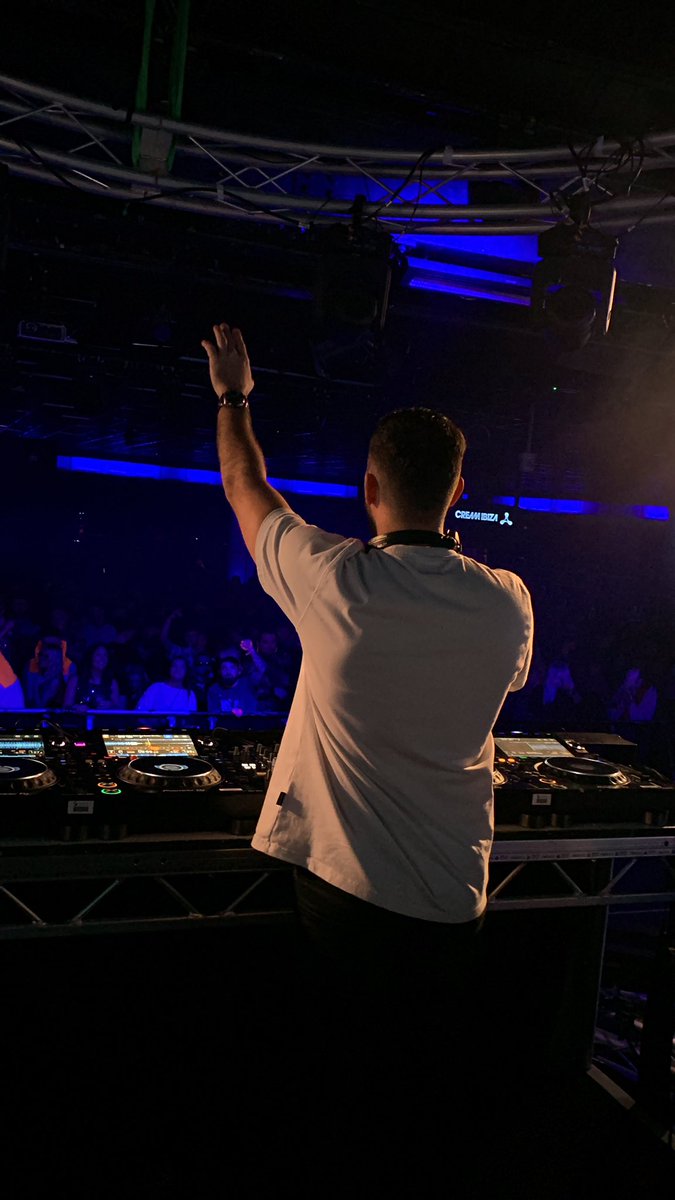_MistaTee's tweet photo. An honour to be on stage watching @dannyhowarddj play the @officialcream Weekender! Proper good vibes & banging set from a Proper top bloke… Thanks man! #dj #djs #dannyhoward #MistaTee #cream #cremweekender #vibes #dancemusic #HouseMusicAllLifeLong #livingmybestlife #Solocode https://t.co/uwJpOtNCek