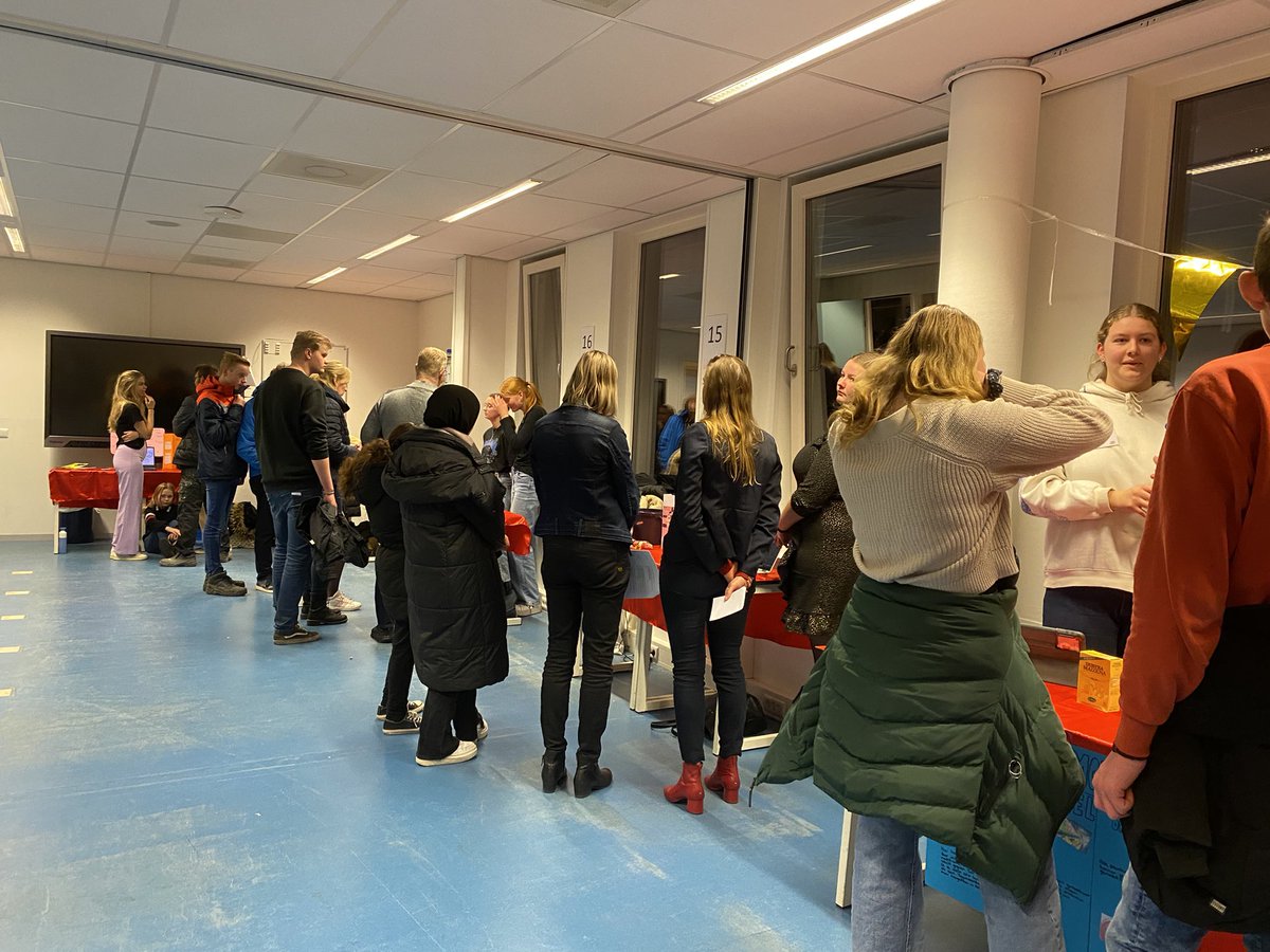 LiudgerSpl's tweet photo. De afgelopen week stond voor de leerlingen in mavo 4 in het teken van de afronding van het profielwerkstuk. Onder grote belangstelling van ouders, verzorgers en andere belangstellenden vonden donderdag de presentaties plaats. @lc_nl @frieschdagblad @frieschdagblad #pws https://t.co/zI9EAyRu4W