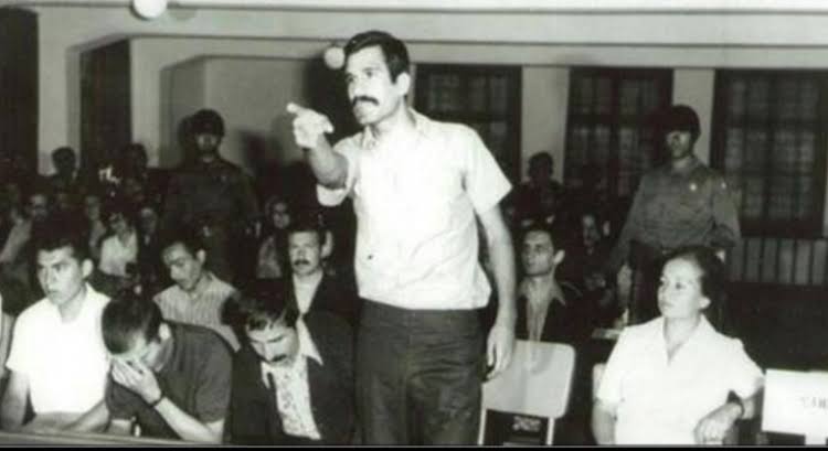 ayazcopur's tweet photo. Hakim:neye gülüyorsun? 
Deniz gezmiş: duvarda adalet yazıyor ona gülüyorum #kykbursu #kykkredi https://t.co/ltL5aBeyDH