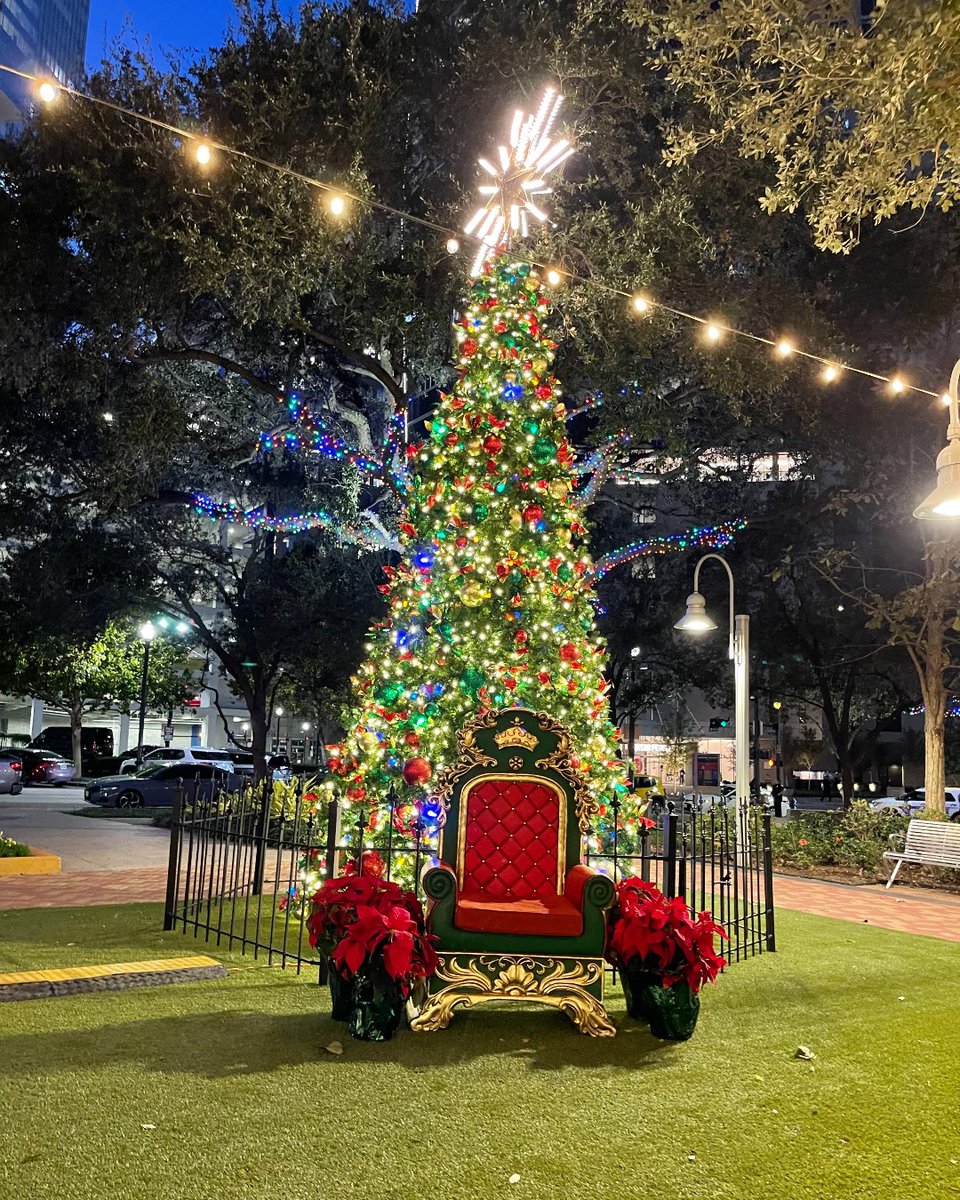 DowntownHouston's tweet photo. We're rolling out the red carpet for the big man himself. π
Visit @MarketSquareHou tonight and tomorrow from 6-9pm for pics with Santa, a holiday mini-market, ornament making & more!
πΈ Share those festive pics with us using #CityLightsHOU, #DowntownHouston & #MistletoeSquare https://t.co/i9i7tSTn0E