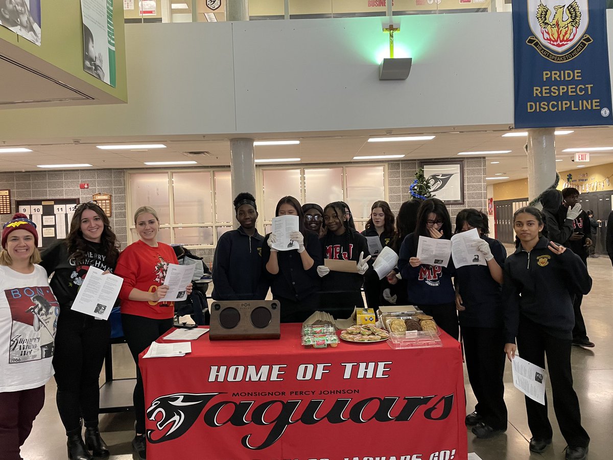 MPJ_TCDSB's tweet photo. Jr. Girls' Volleyball team did a fantastic job spreading some Christmas Cheer and school spirit! Big thank you to everyone who came to support and sing some Christmas carols!!
Merry Christmas to all from the Jr. Team 

@MalecStanley @cpitter01 @TCDSB @MpjAthletics https://t.co/rAb4TCpvC9