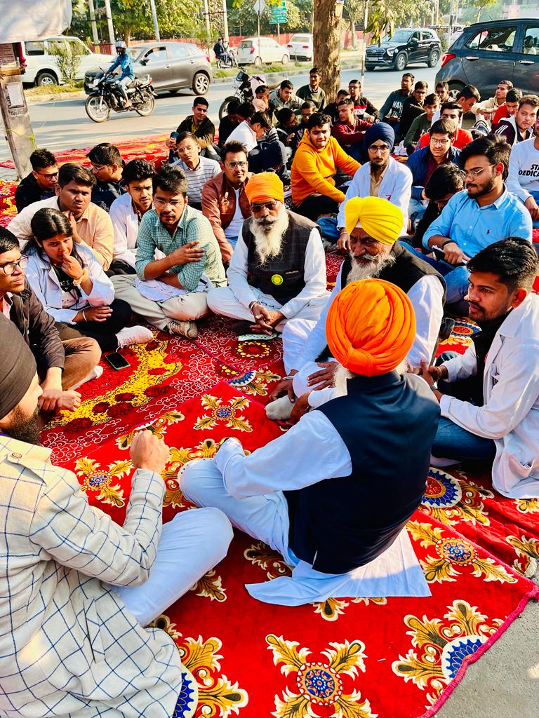 vrm_rohit's tweet photo. *Nav Aarogyam Sangharsh*
Day: 46th
It was a remarkable day for the protest. We got support of @BKU_KisanUnion, Anndata Kisan Union, Mazdoor Sangathan, @yuvabolegamanch.
@GurnamsinghBku Ji &amp; Gurmukh Singh Jj gave support to the demands and promised to help students in every way. https://t.co/9z6oMkKQPa