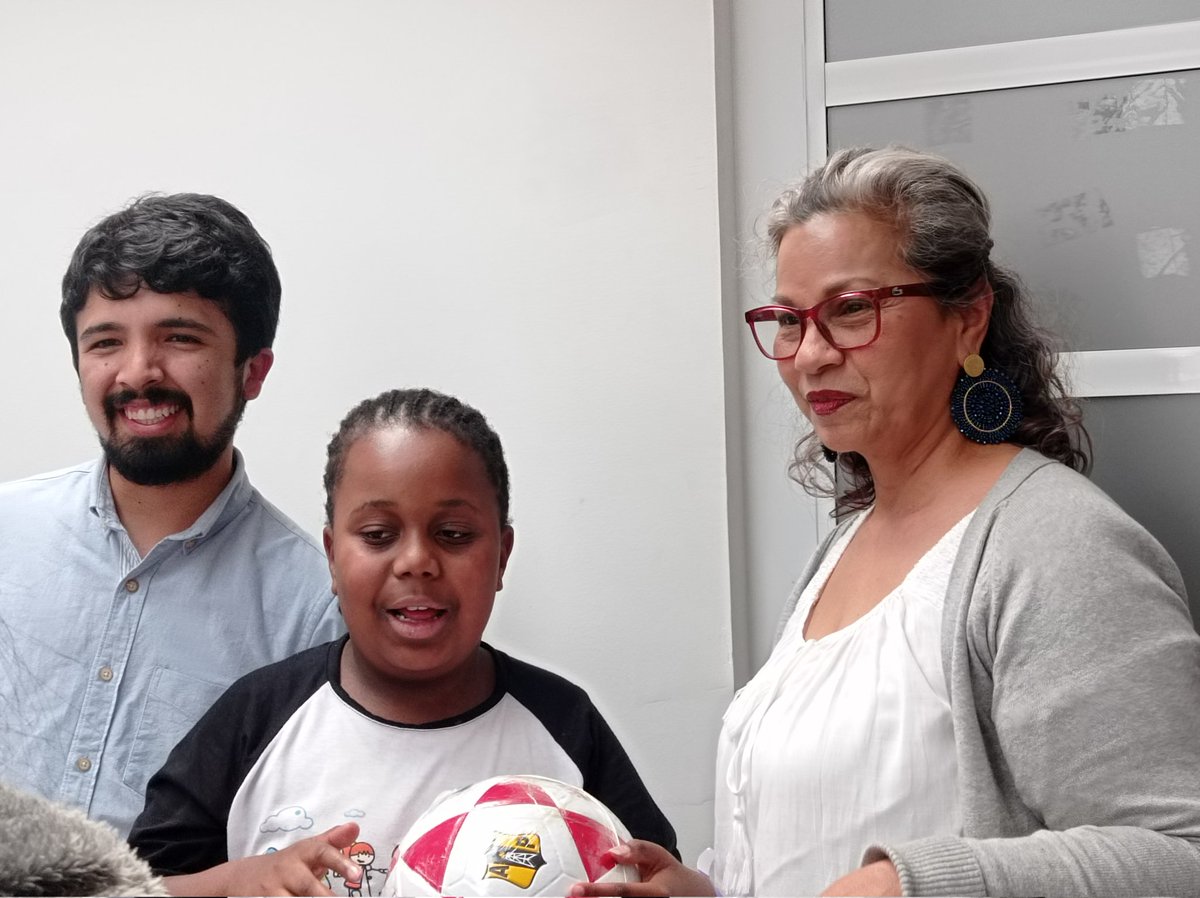 SlisRafaelUU's tweet photo. El día de hoy gracias a la alcaldía de @rafaeluribeu y a un grupo comprometido de comerciantes, se hace entrega a de regalos navideños a niños, niñas y jóvenes de Centro Crecer. #QuédateConLoMejorDeBogotáEnEstaNavidad https://t.co/MHY6l800me