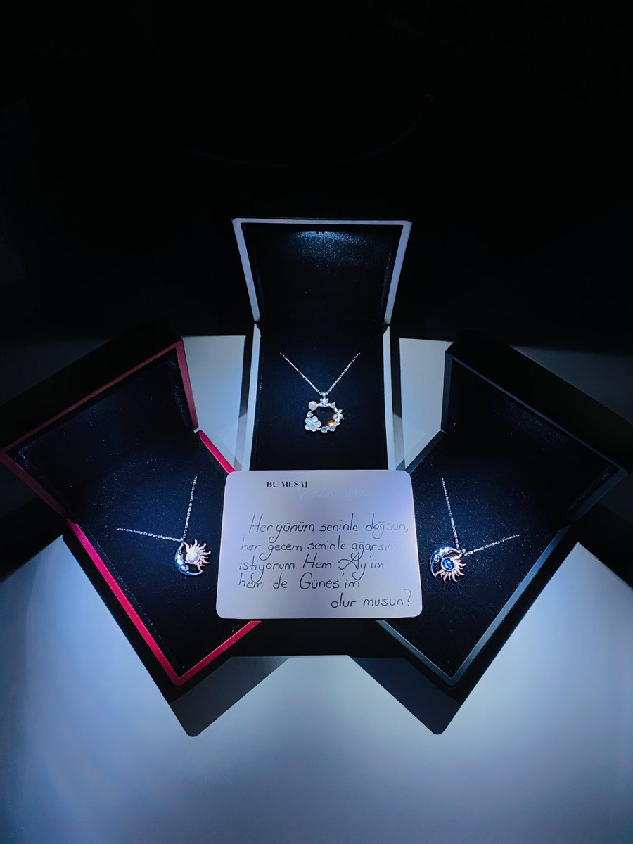 Tweet’i favla, Yılbaşı’nda 3 Işıklı Kutu ve 3 Çok Satan ürünümüzü içeren Yılbaşı Sepetinin kapını çalması için bizden DM bekle! 🎄 🌙🌞 🎄