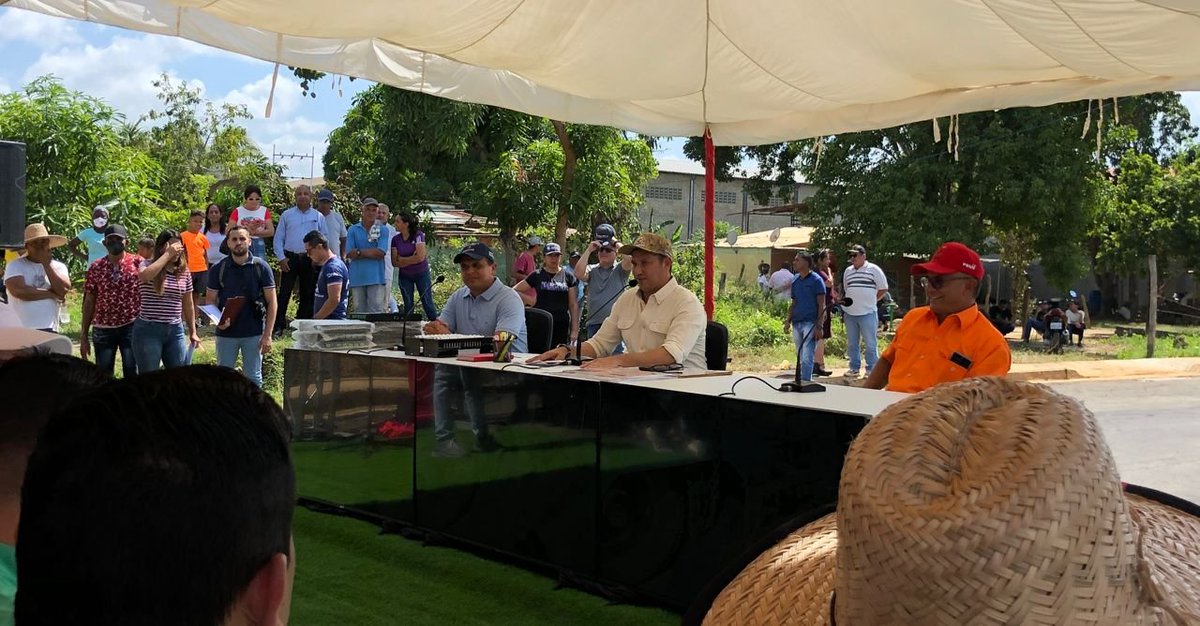 #EnVivo🔴 El Gob. <a href="/josemvasquez/">José Vásquez</a> anunció: "estamos haciendo entrega de 11 Controladores de los semáforos toda la ciudad de valle de la pascua".

#Guárico
#FreeDiplomatSaab
#VamosPaLante