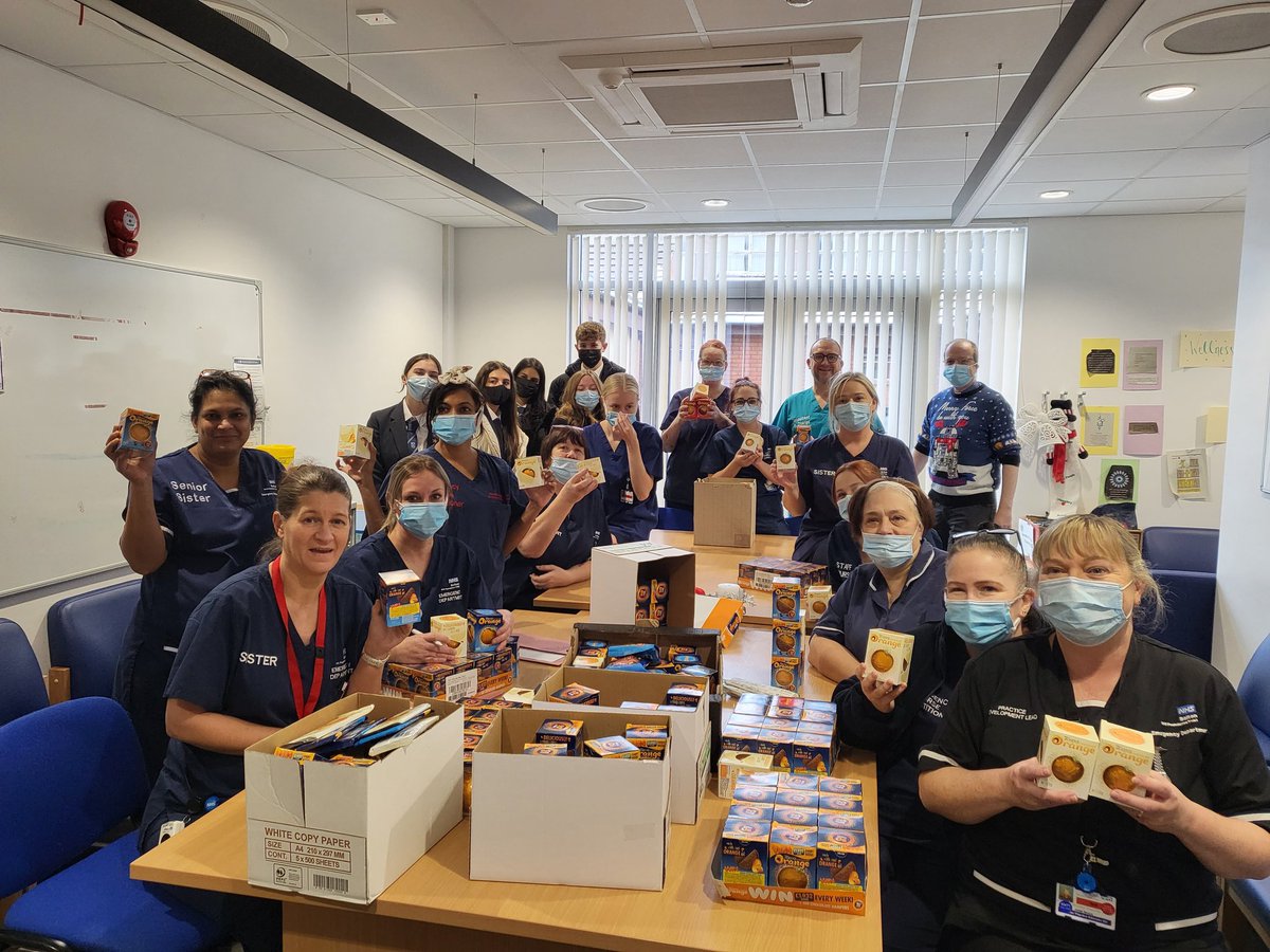 SeanDebbie's tweet photo. Was fantastic to drop in @boltonnhsft at the Royal Bolton and deliver over 2000 chocolate orange to the staff on duty today. Merry xmas and thanks for all you do 🍫🍊🍫🍊 https://t.co/CbJpg9NVa7