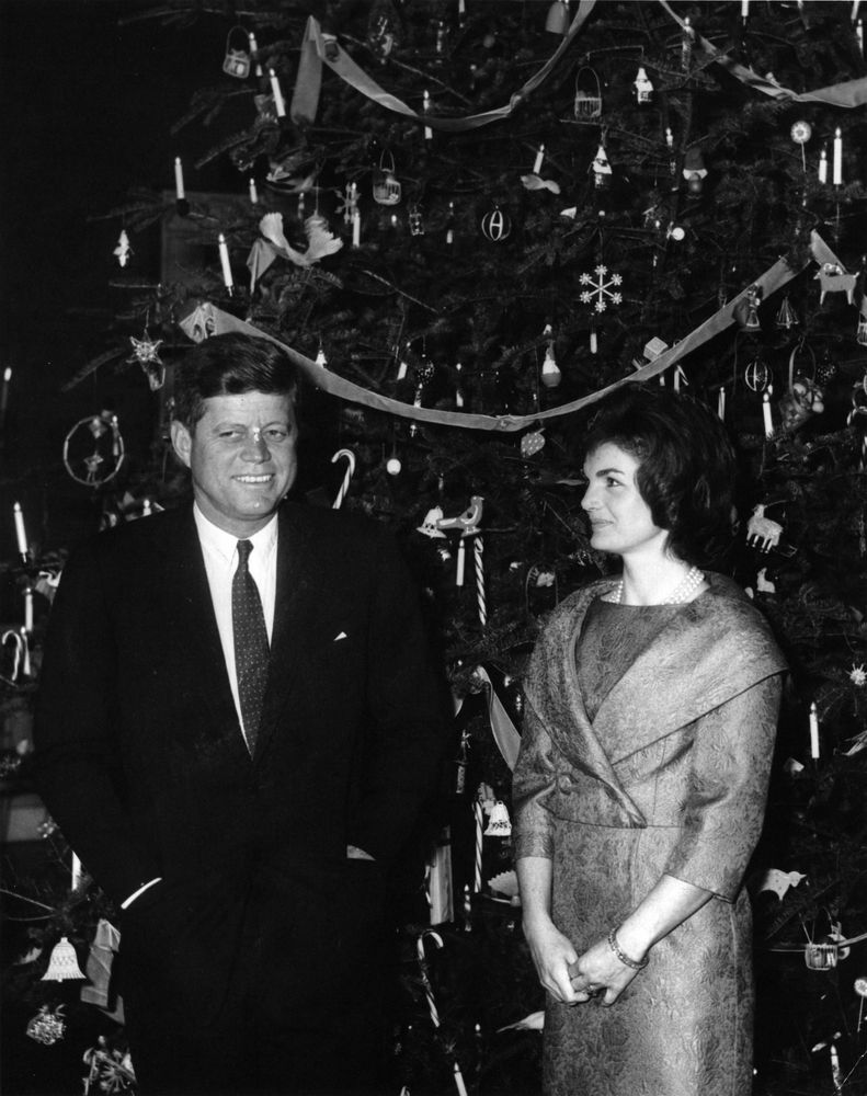 #DonneInArte  
@PasqualeTotaro @alecoscino
#photo #photografylovers   #storia #culture 

John   F.  &  Jacqueline Kennedy 1961

#Winter #Cristmas
#Haveanicefridayevening🎄