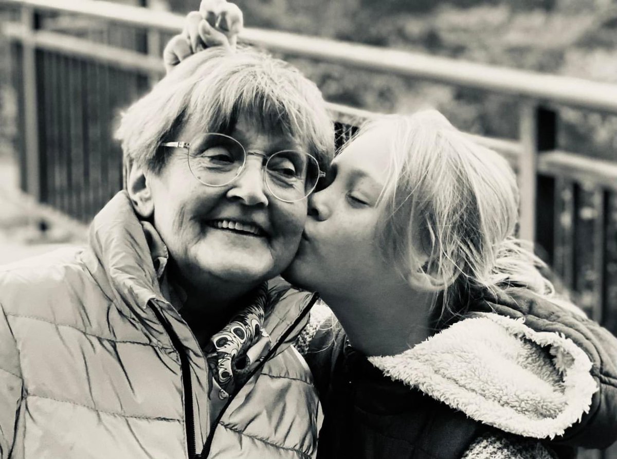 Heute ist alles nur schwarz-weiß.… vielleicht irgendwann auch wieder etwas bunter. Aber in diesem Moment, in diesem wirklich für uns schweren Moment, wissen wir einfach nicht, wie es ohne dich, meine liebe Mutti, weitergehen soll. 🖤🥺