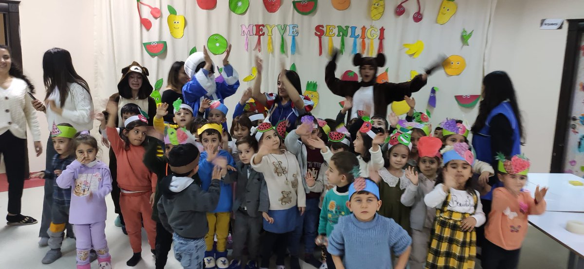 YuksekovaGM1's tweet photo. Bir çocuğun gülüşü,hayat verir insana🥰

📍 Güngör Mahallesi Anaokulu 

Gönüllü gençlerimiz ile düzenlediğimiz etkinliklerle, çocukların tebessümüne ortak olduk🤗

#GönüllülükKulübü
#MerkezimHerYerde

@kasapoglu @gencliksporbak @idrisakbiyik https://t.co/TjoGhFsNVL