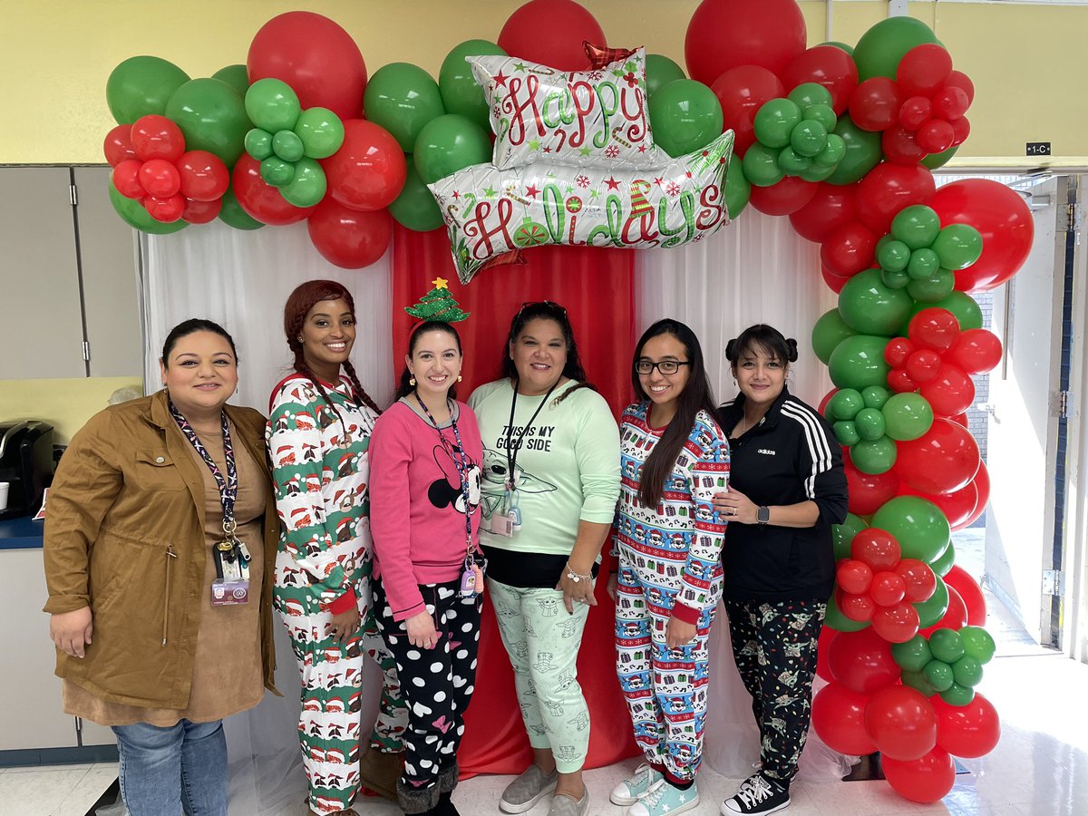 Guadalu74714705's tweet photo. Thank you for our staff luncheon! #PKTeam #PreK #LomaPark #Pajamas #BigRedandTamales @LomaParkES @nfranco1214 @AReyna723 @lramos7593 @gurrola_2022 https://t.co/py6pnyjxmH