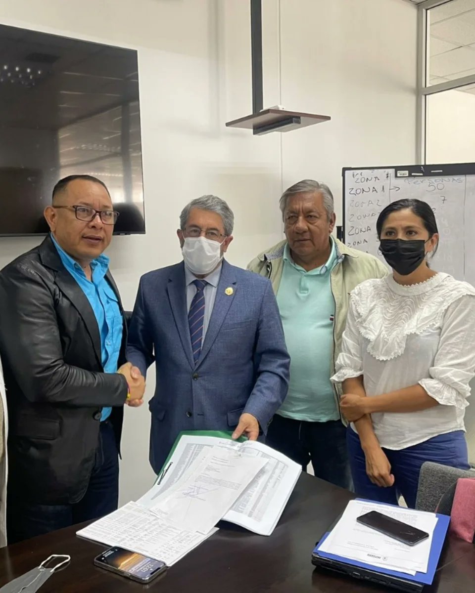 AbRonalGonzalez's tweet photo. Insistimos, ahora con la presencia del sr. Ministro de Salud, para que se concreten los nombramientos de médicos, enfermeras, auxiliares y operarios, choferes y ayudantes de limpieza despedidos después de la pandemia pero amparados por la ley.
#RonalGonzálezAsambleísta. https://t.co/IbnI2Vd5oy