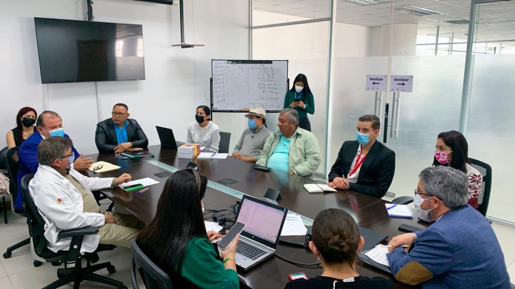 AbRonalGonzalez's tweet photo. Insistimos, ahora con la presencia del sr. Ministro de Salud, para que se concreten los nombramientos de médicos, enfermeras, auxiliares y operarios, choferes y ayudantes de limpieza despedidos después de la pandemia pero amparados por la ley.
#RonalGonzálezAsambleísta. https://t.co/IbnI2Vd5oy