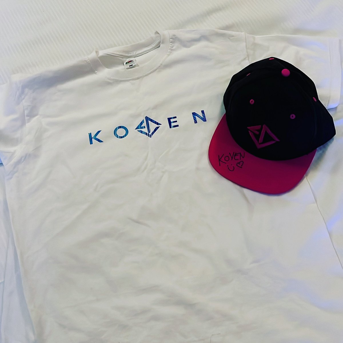 Gruelling 5 hour drive from Liverpool to Bristol but I've finally made it! Fresh <a href="/KOVENuk/">KOVEN.</a> t-shirt for tonight and the return of the pink hat 👀 but first, dropping in to the first rave of the night, <a href="/AxelBoyMusic/">Axel Boy</a>