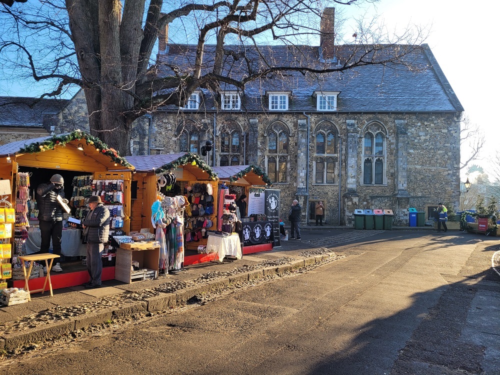 Today, Mon 19 Dec, Winchester craft brewer <a href="/GrowlingGibbon/">Growling Gibbon Brew Co.</a> pops up in the HF Chalet <a href="/WinCathedral/">Winchester Cathedral</a> #Christmas Market with flavoursome brews - great gifts for ale enthusiasts. HF Chalet's rota of local loveliness below. More: bit.ly/3FeaZ3T
