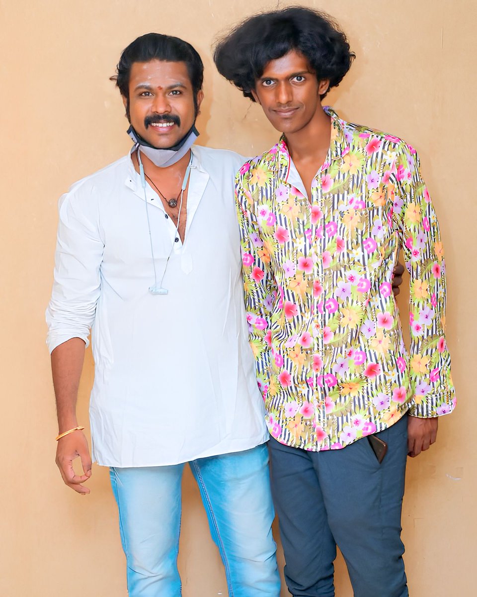 rudrafilmmaker's tweet photo. பழசும் புதுசும் இணைந்த போது சொடுகியது..!
தம்பி @KpyBala உடன்..! 😊💐

@eshrofficial 
#kpybala #kpy #vijaytv #kalakkapovathuyaaru #cwc #bala #vijaytvbala #balavijaytv #cwcbala #kpybalafans 
@KPYBala1 @Kpybalafan @kpybala_addictz @KPYBala_Paradoy https://t.co/NYYpvwJ30t