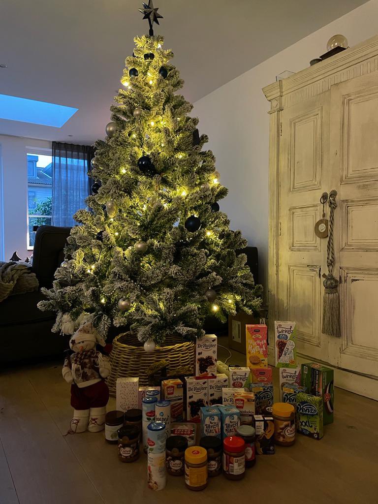 Ook gisteren weer heel veel hagelslag, pasta, pindakaas en nog veel meer lekkers naar de Voedselbank gebracht🥳. En we knallen nog even door! Helpen jullie mee om die glimlach op die gezichten te toveren? Doneren kan hier tikkie.me/pay/r3e9ap9usg… #1cmbroodbeleg #BijnaKerst 💕