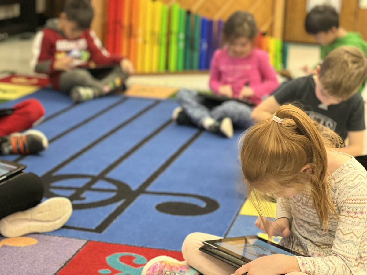 First graders <a href="/HillsideSchool3/">🐝 🅷🅸🅻🅻🆂🅸🅳🅴 🆂🅲🅷🅾🅾🅻</a> enjoying some iPad time reviewing concepts and having fun after the concert!