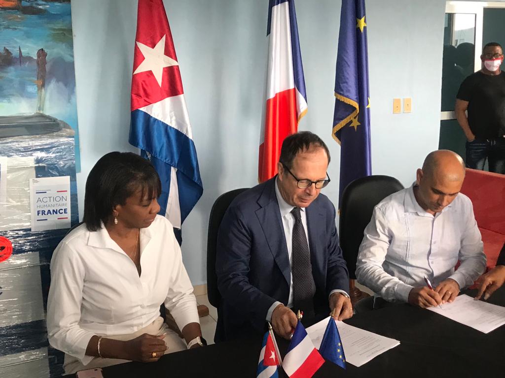 Entrega Embajador de Francia en Cuba donativo a instituciones de salud de Pinar del Río, afectadas por huracán Ian @LERiveraCuba <a href="/MINCEX_CUBA/">MINCEX🇨🇺</a> <a href="/BonacheaInalvis/">Inalvis.Bonachea</a> #CubaNoEstáSola