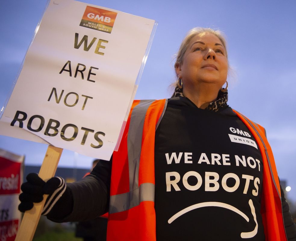 WistfulCass's tweet photo. First ever #Strike at #Amazon warehouse, in #Coventry ✊️ My friend works there & says Amazon managers generate a stressful work atmosphere
#HumansNotRobots ✊️ Victory to #GMB Union 👏 @GearingAmanda
#itvnews #C4News #Newsnight #SkyNews https://t.co/524FvNQxBi