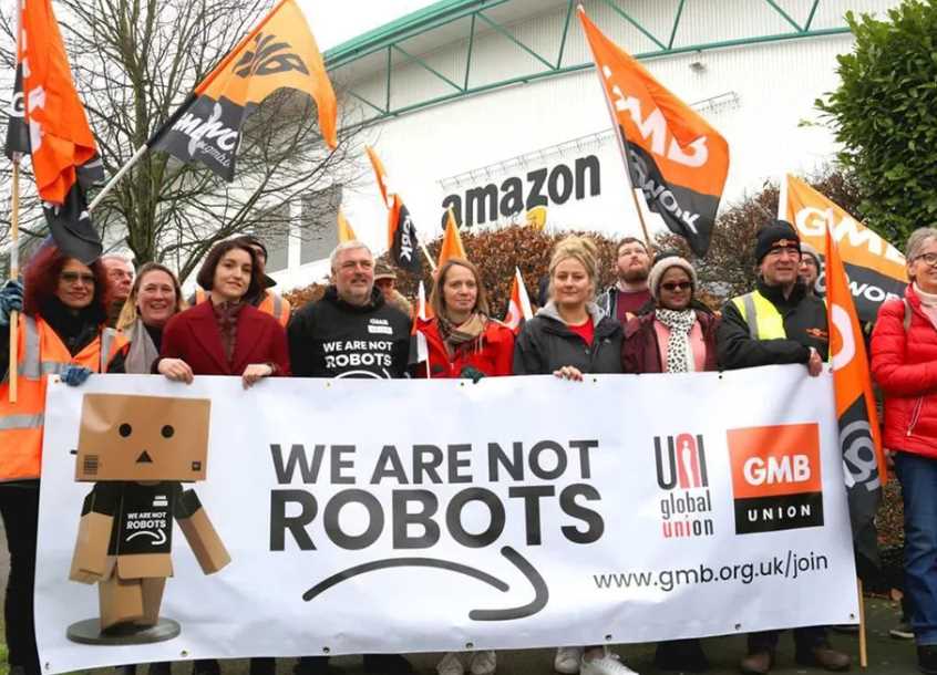 WistfulCass's tweet photo. First ever #Strike at #Amazon warehouse, in #Coventry ✊️ My friend works there & says Amazon managers generate a stressful work atmosphere
#HumansNotRobots ✊️ Victory to #GMB Union 👏 @GearingAmanda
#itvnews #C4News #Newsnight #SkyNews https://t.co/524FvNQxBi