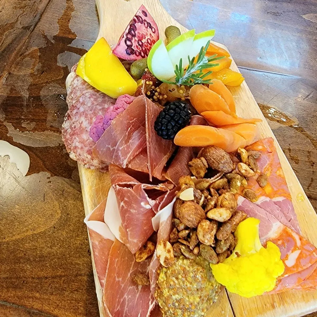 StrayAdventures's tweet photo. Roblar Winery in the Santa Ynez wine region ranked high on our favorites list! Amazing food from their chef on top of the yummy wine tasting! Highly recommend 🍷🍷🙌 #californiawine #FridayThoughts #weekendfun #santaynez #LosOlivos https://t.co/bGKkKat2cz