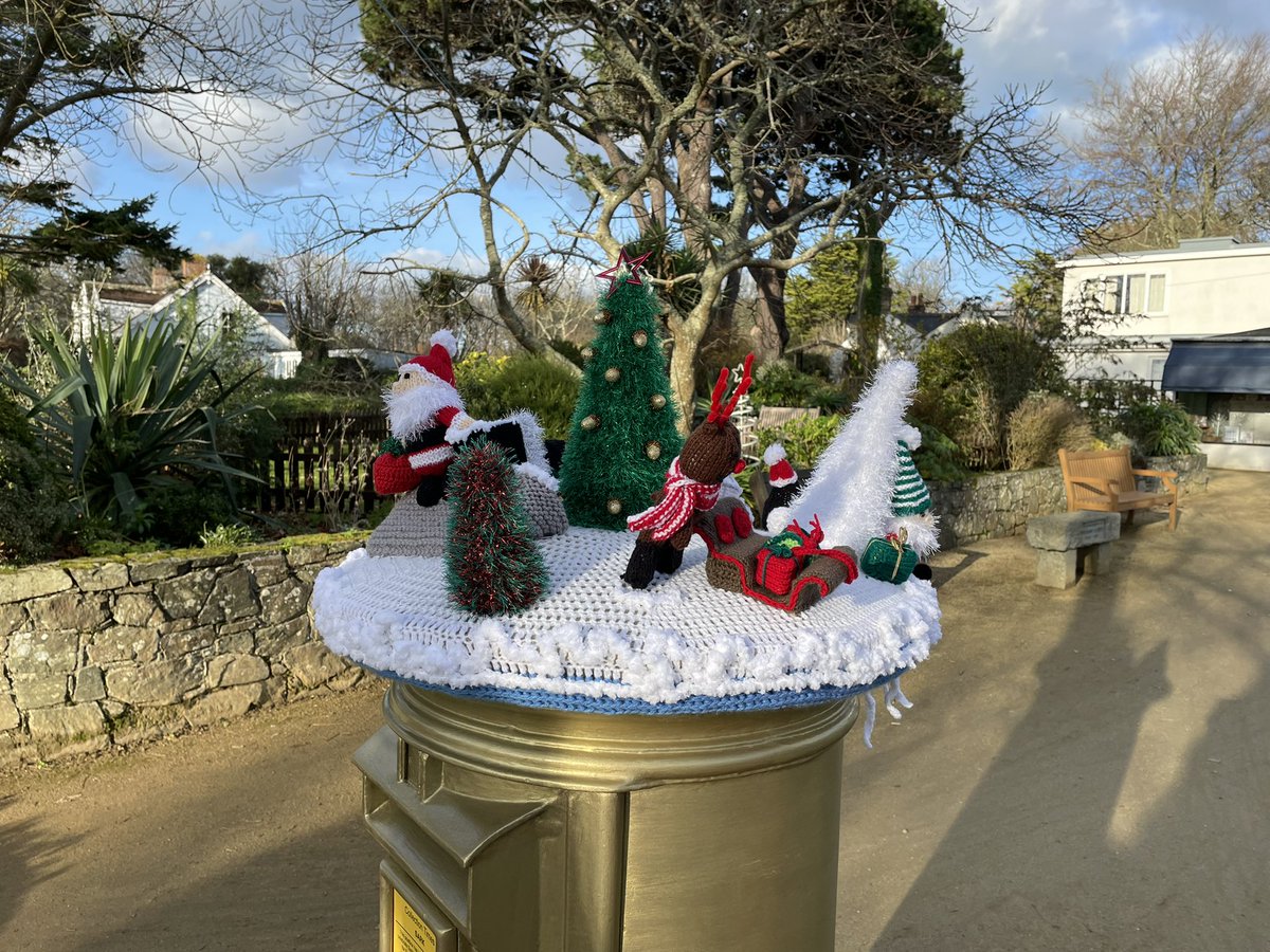 Our Golden Post box, for Carl Hester for dressage, has an amazing Christmas hat on, made by a local Lady Betty Guille, isn’t it amazing. #LoveSark