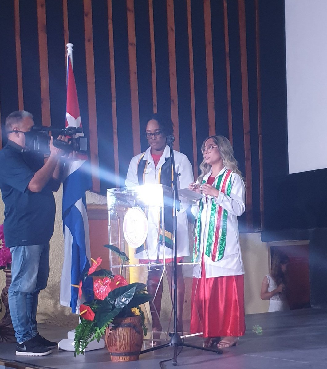 MarleneBuenoBl1's tweet photo. Realizado acto de graduación de la Facultad de Estomatología de la #UCM_SC entregando al país y al mundo nuevos profesionales formados en el humanismo y la solidaridad !!! FELICIDADES!!!  a todos los graduados 🇨🇺🇨🇺🇨🇺🇨🇺🇨🇺 https://t.co/bonu1zwbrb