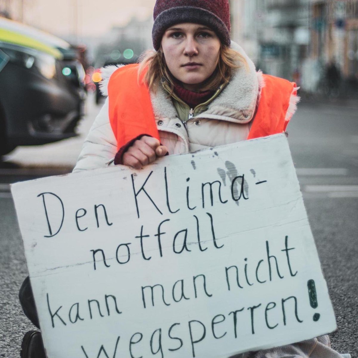AufstandLastGen's tweet photo. Auch heute waren wir wieder in Berlin auf der Straße 💥

Wir tragen die Gesichter derer, die gerade in der JVA Stadelheim und Landshut sitzen, weil sie unignorierbar auf die drohende Klimakatastrophe aufmerksam gemacht haben. https://t.co/tOdkjxvrA9