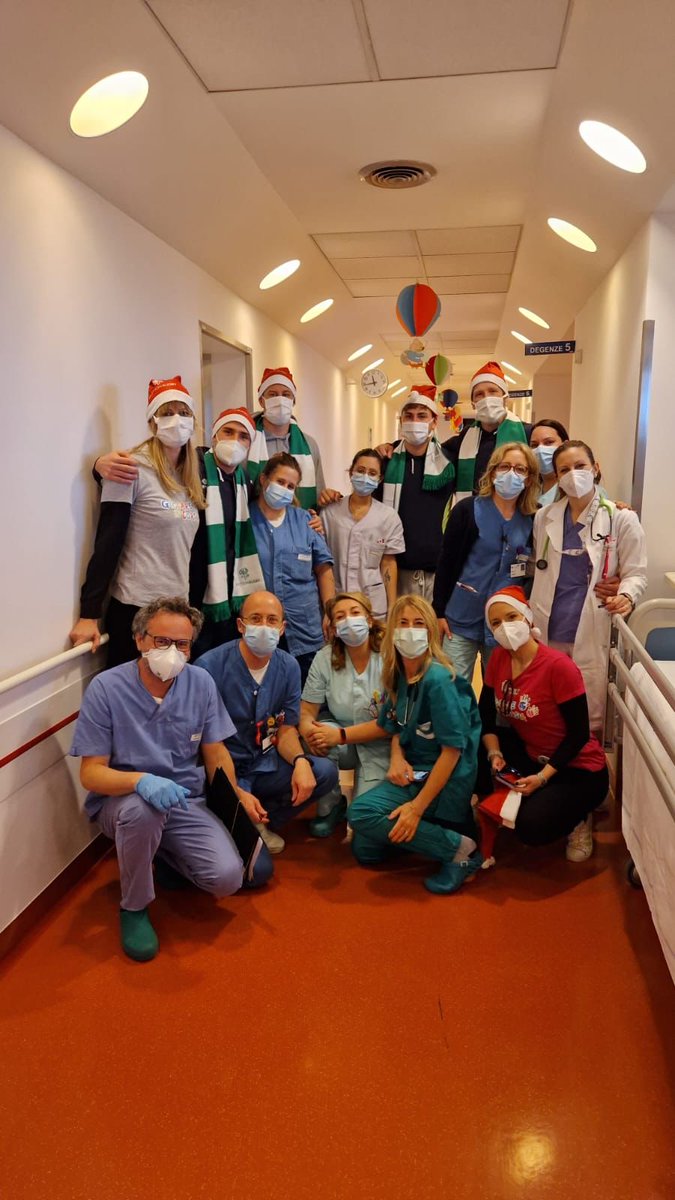 BenettonRugby's tweet photo. Un gruppo di giocatori del #BenettonRugby, accompagnati dall'associazione #Lilt #GiocareinCorsia, stamattina ha fatto una sorpresa di Natale ai piccoli pazienti della Pediatria di Treviso dell' #Ulss2 Marca trevigiana 🎅🏻🍬🏉
#WeAreLions https://t.co/126Q7jZ8ak