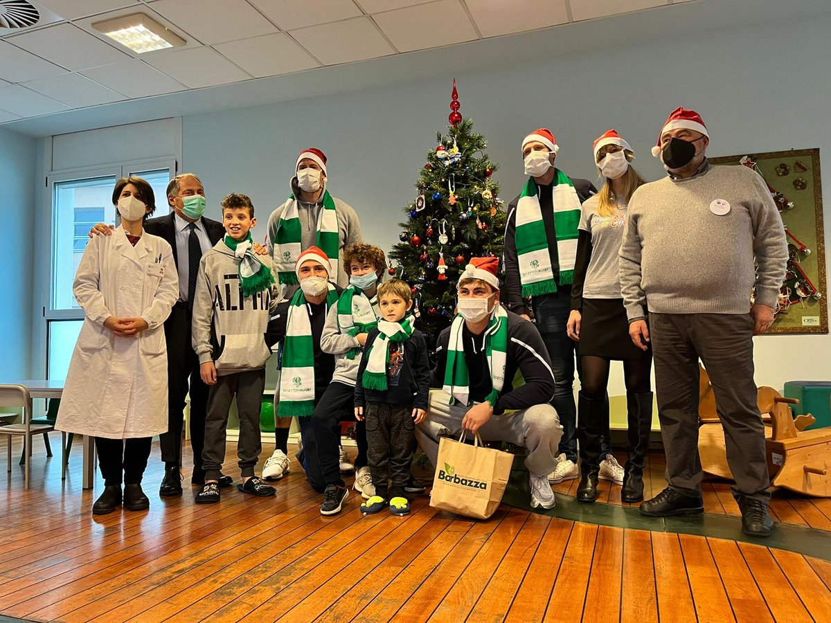 BenettonRugby's tweet photo. Un gruppo di giocatori del #BenettonRugby, accompagnati dall'associazione #Lilt #GiocareinCorsia, stamattina ha fatto una sorpresa di Natale ai piccoli pazienti della Pediatria di Treviso dell' #Ulss2 Marca trevigiana 🎅🏻🍬🏉
#WeAreLions https://t.co/126Q7jZ8ak