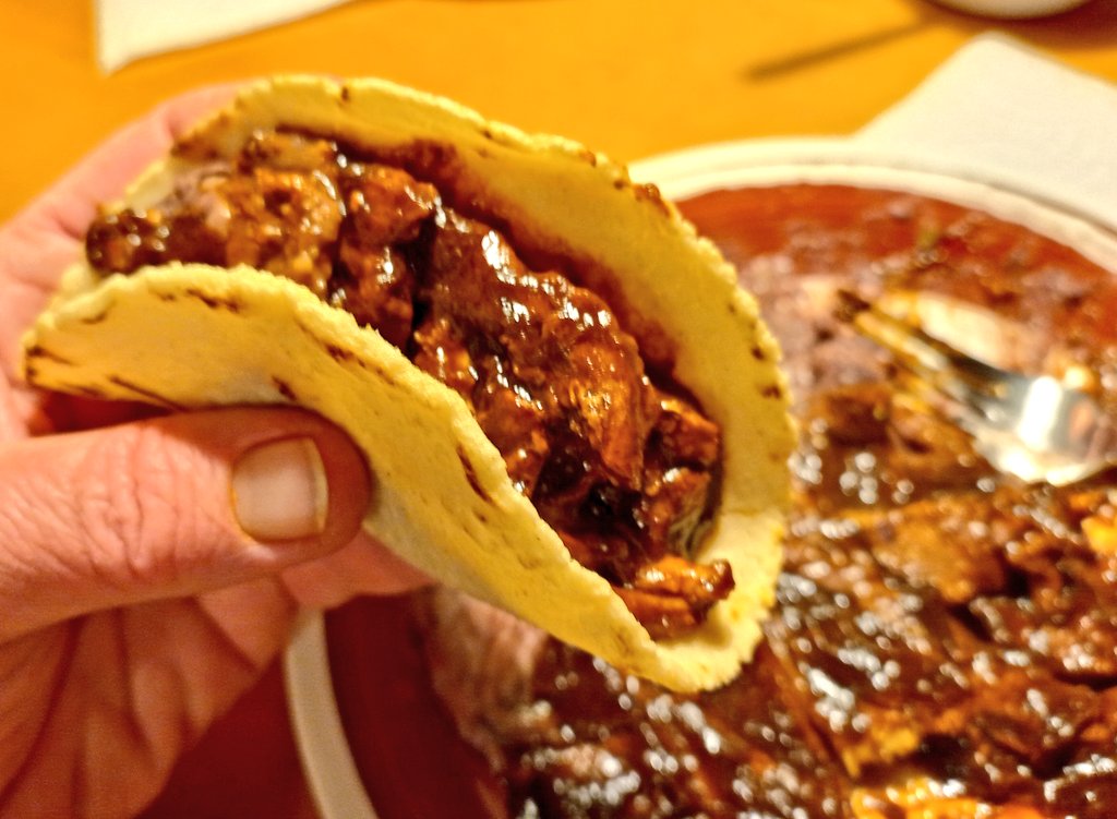 realfoodorelse's tweet photo. Det blev #tacofredag med lite hetare pasillachillisalsa för att få upp värmen. Majstortillas, frijoles refritos och fläsk. #mattips https://t.co/z2A9nghPwT