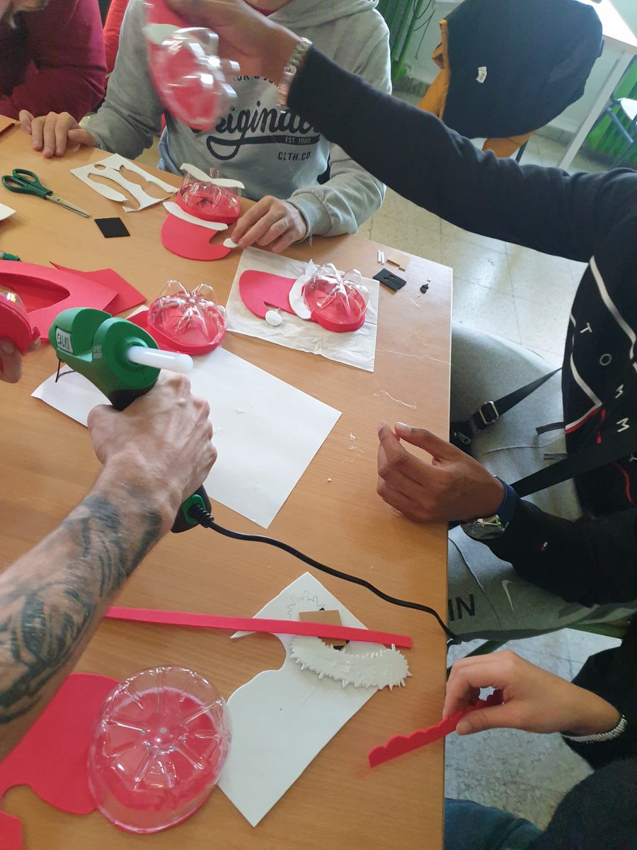 CEPA_Getafe's tweet photo. Hoy trabajamos #softskills con la actividad que nos han propuesto en #FPB. Nos ha permitido conocernos un poquito mejor y disfrutar en grupo de este último viernes lectivo del año. Nuestros monigotes barbudos se han ido muy contentos a casa de sus dueños ¡¡Feliz Navidad!! https://t.co/HJx9ButZKy