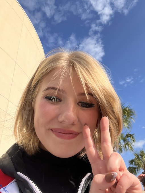 I&rsquo;m at HolMat come say hi!!! https://t.co/8dxTy6p7JJ