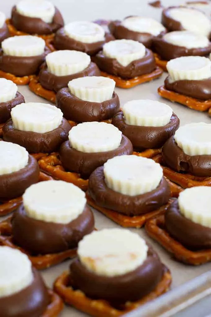 mindycancook's tweet photo. Recipe - https://t.co/qmKdI5fvyA
Take miniature pretzels, top them with a Hershey’s Kiss, soften in the oven, then top with a Mini White Chocolate Peanut Butter Cup to make this addictive treat. #pretzel #holidaysnack #EasyRecipes #easyrecipe https://t.co/nz3sIxxnaY