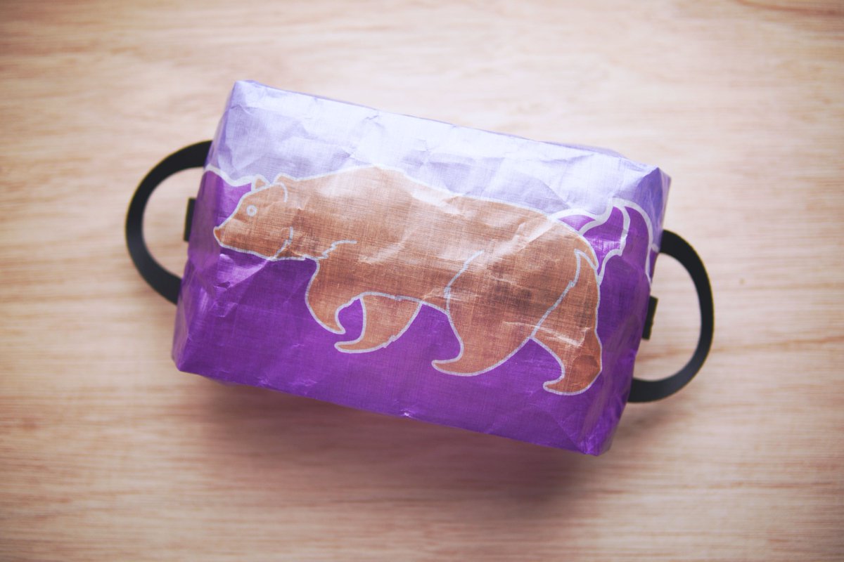 perm_and_baton's tweet photo. Center Zip SACK M [bear]

"...昔から熊にまつわる物がついつい欲しくなってしまう。 木彫りの熊、出没注意のステッカー、スモーキーベアの帽子、熊鈴、ベアーキャニスターだとか、、きりがない..."

https://t.co/Q6MxbojEXP

#キャンプギア
#DCF
#ダイニーマ 
#YKKアクアガード 
#アウトドア https://t.co/p04Agii2cJ