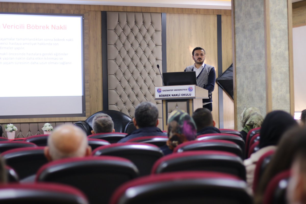 Bugün #Gaziantep genelindeki diyaliz hastalarıyla bir araya geldiğimiz toplantıda #OrganNakli Koordinatörü Mustafa GÜLTEKİN hastalara #böbreknakli 'nin önemini anlatan bir sunum yaptılar. Sonrasında <a href="/bobreknakil/">KAHRAMAN ERUSLU BÖBREK NAKLİ HASTANESİ</a>'in değerli hocaları hastalardan gelen soruları yanıtlandılar.