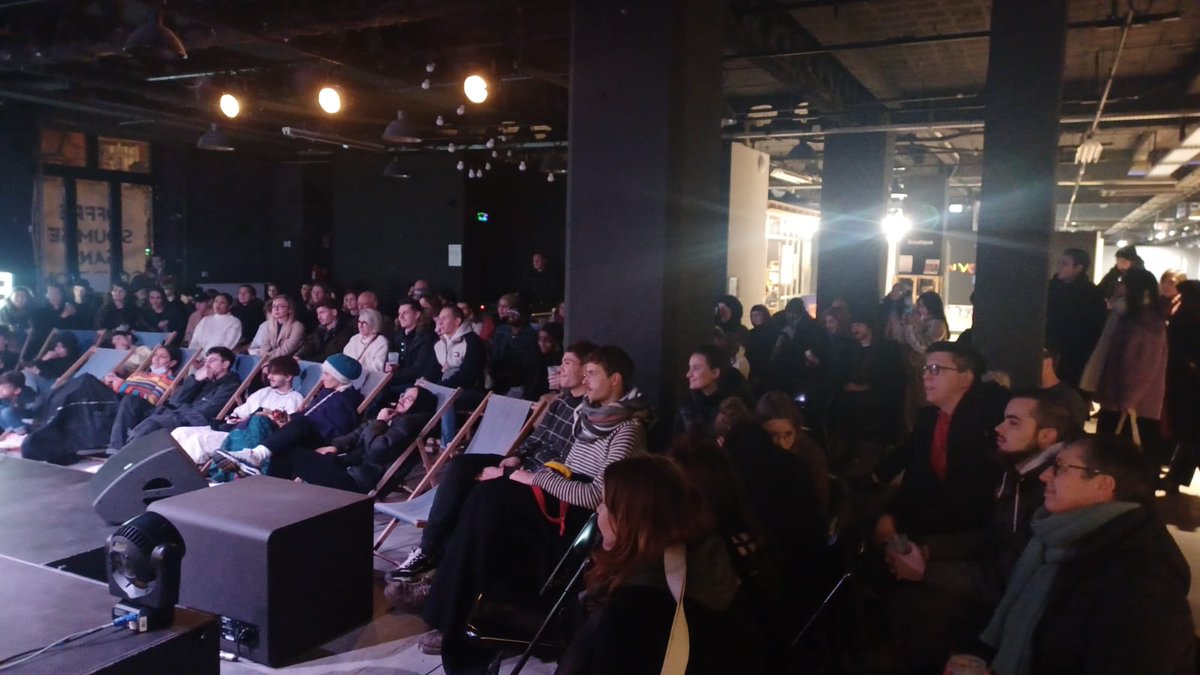 LefebvreFred59's tweet photo. Forte affluence à @laCPublique pour la projection du documentaire "Écoute les murs tomber" proposée par le #labo148, incubateur créatif de la jeunesse suivie d'une rencontre avec DJ Ghoula, artiste tunisien.
Une démonstration de l'attachement du "jeune" public à la programmation. https://t.co/G8Q8FraPvR