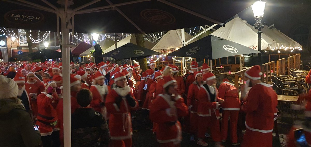 FritsvanLaar's tweet photo. Even 1000 glaasjes klaarzetten voor de deelnemers aan de #Kerstmannenloop #Amersfoort. Was weer superleuk @Vyssotski https://t.co/vH6Ogid06J