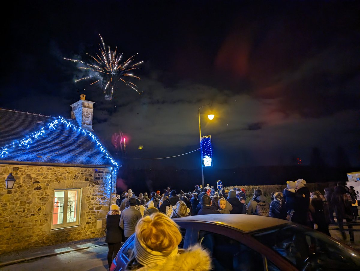 Julien_Ham's tweet photo. 🎉 Ce soir à #Tollevast, pour célébrer les vacances de fin d'année, de belles festivités étaient organisées pour les petits comme pour les grands ! 🎄🎅🎆🍷
Joyeux Noël dans notre beau @leCotentin ! https://t.co/Em16IBhwUT