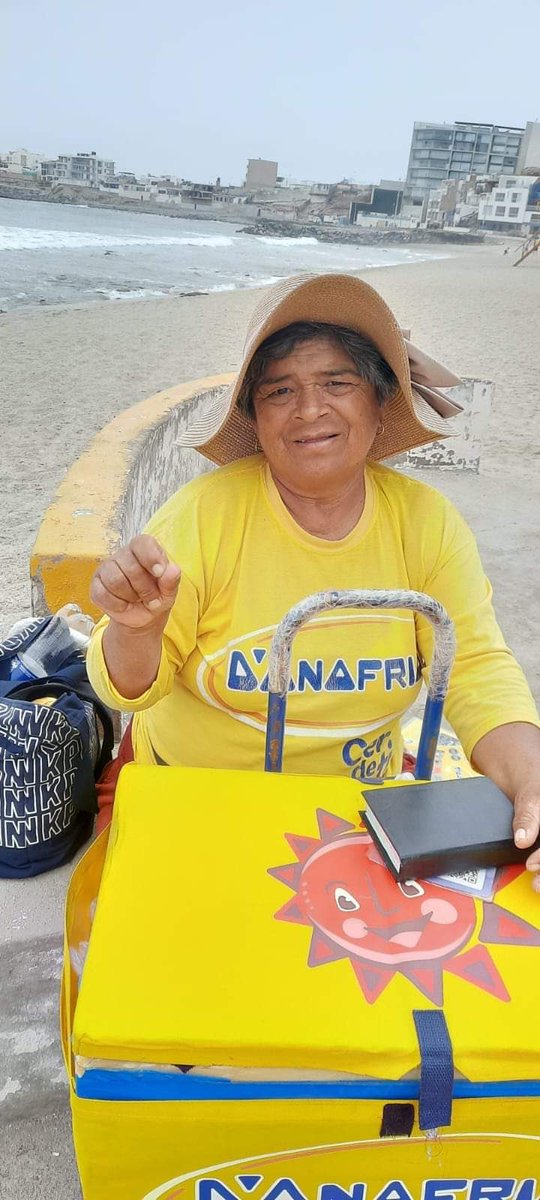Rosario_Sasieta's tweet photo. Ella es Fresia
Hace más de 40 años es heladera de Donofrio en San Bartolo. Su esposo Gustavo la acompaña.
Ahora pido a la @Munisanbartolo que la dejen trabajar.
 Le  impiden porque NO VIVE ALLÍ. 
FRESIA ES NUESTRA HERMANA Y AMIGA
Pido al nuevo Alcalde q la apoye
RT please https://t.co/wVxqTYeXvW