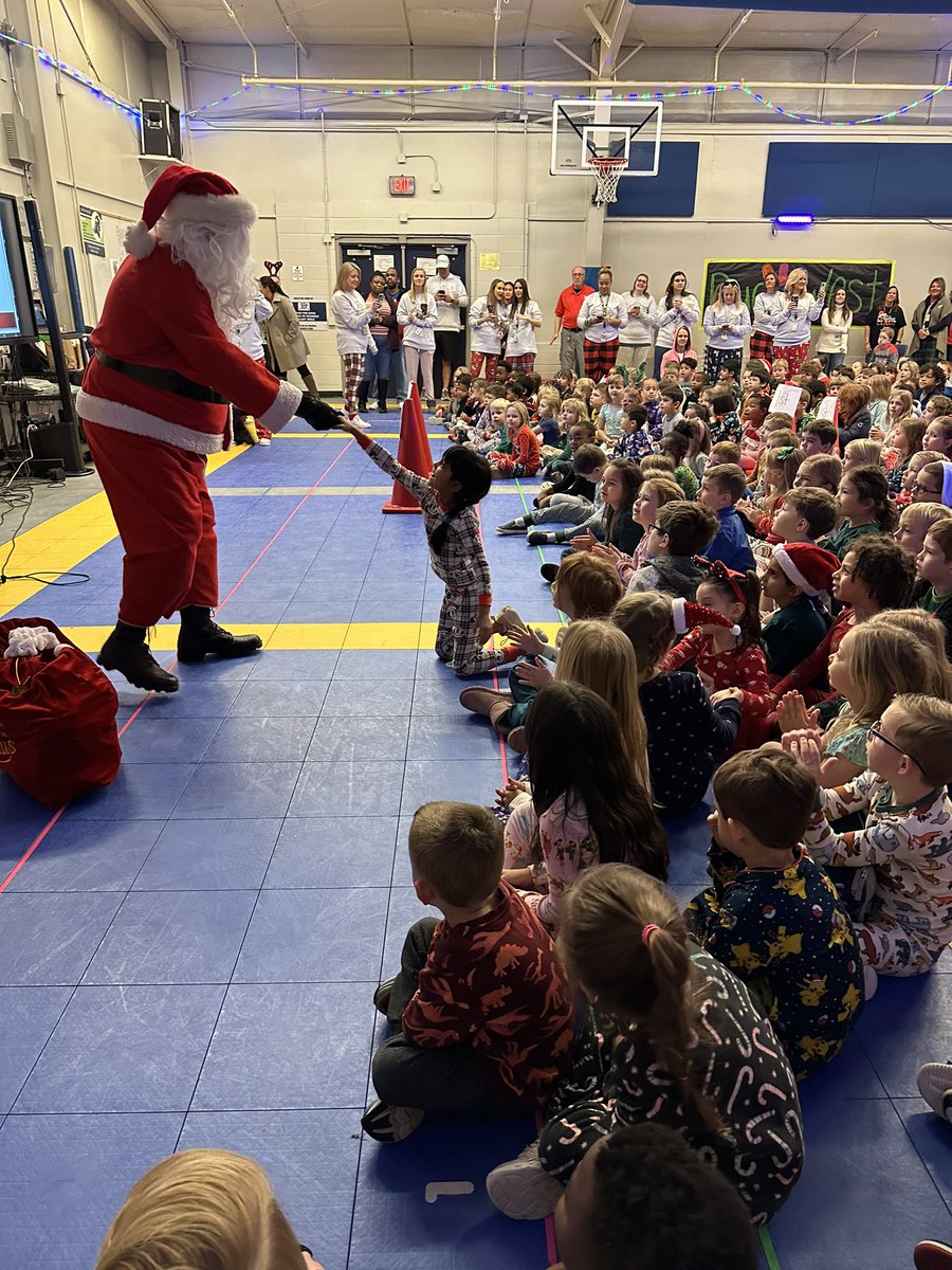 SherTSmith's tweet photo. Thankful for the Holiday Magic @duewest_es 🥰 My favorite time of the school year #DWThePlaceToBee #LoveToLeadHere @CissiKale https://t.co/tk1KE2KCdN