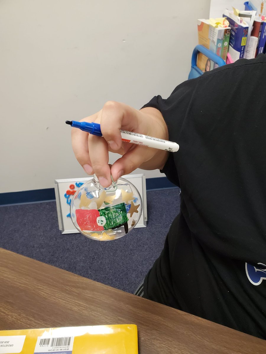MeganReing's tweet photo. Last school day of 2022! Of course we had to craft a bit😍 Love the pride for multiple countries. #multilingual https://t.co/7RCM6zoixS