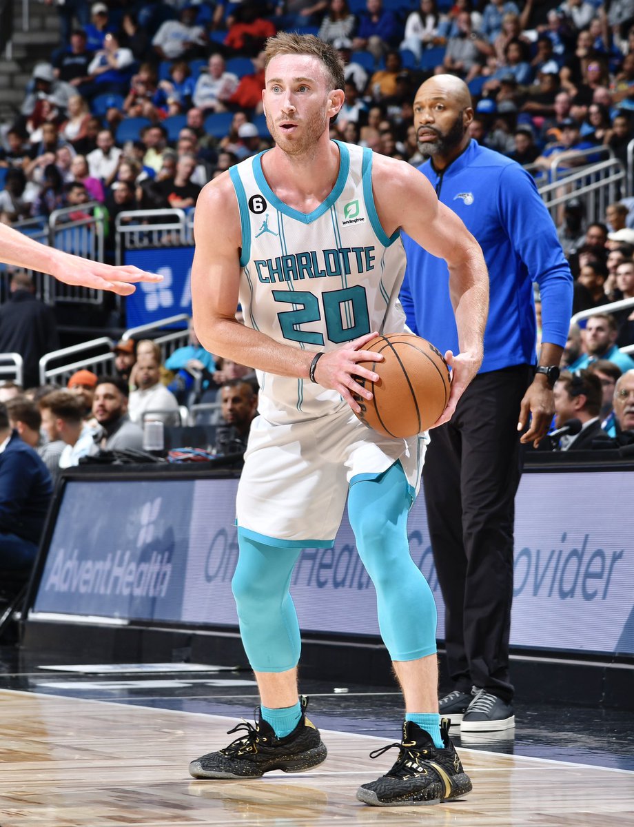 Hornets' Gordon Hayward sustains fractured finger on right hand