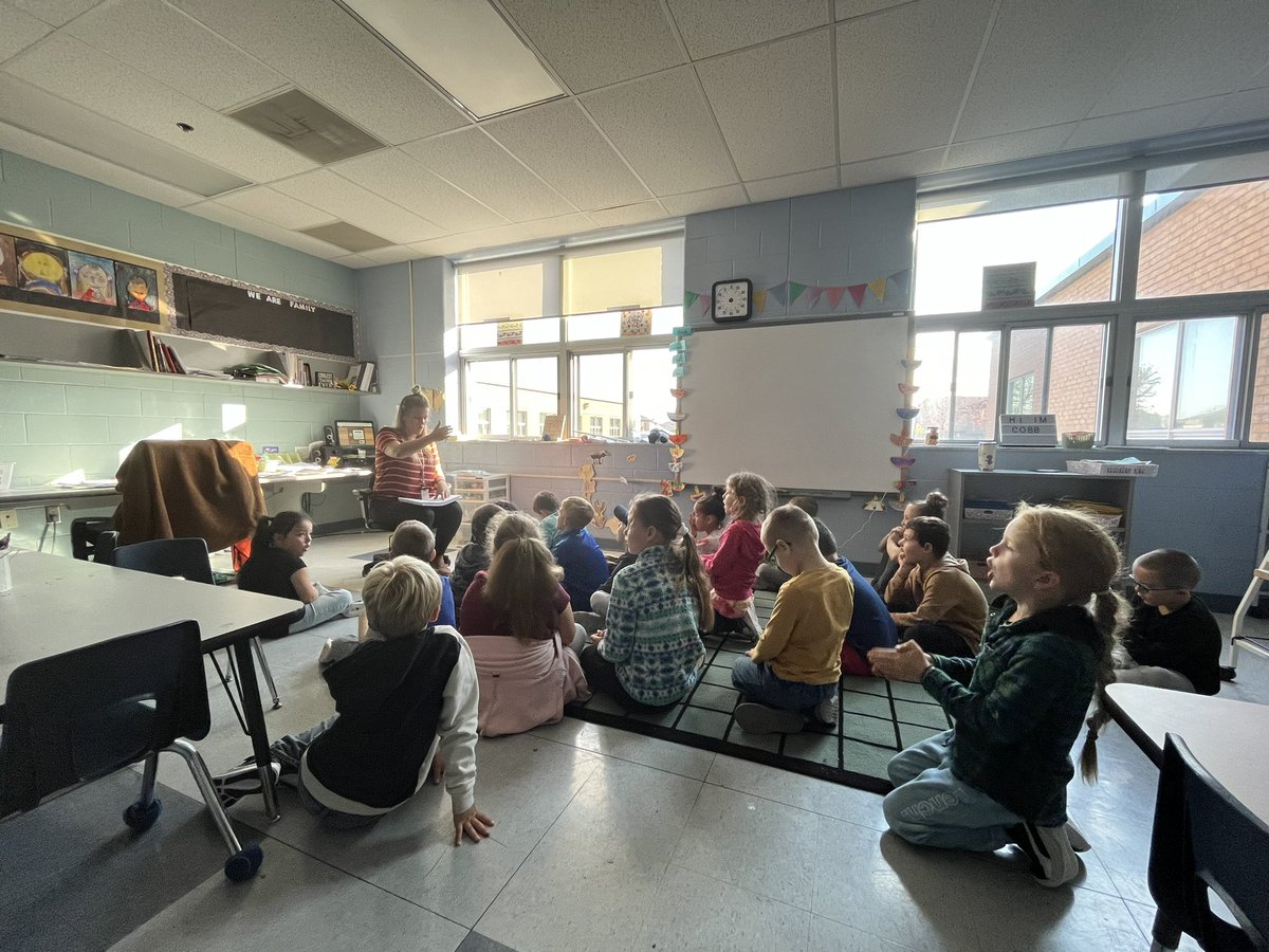Tier 1 &amp; Tier 2 @HeggertyPA happening daily at #SJM. We are so fortunate to have <a href="/MrsAFraser/">Amy Fraser</a> &amp; Mrs. Wilson support Tier 2 groups &amp; help build capacity in classrooms.  #SOR #OurTeachersRock #PhonemicAwareness #LKDSB <a href="/KeirstDaye87/">Keirstyn Daye</a> <a href="/LKelempro/">LKDSB Elem Program</a>